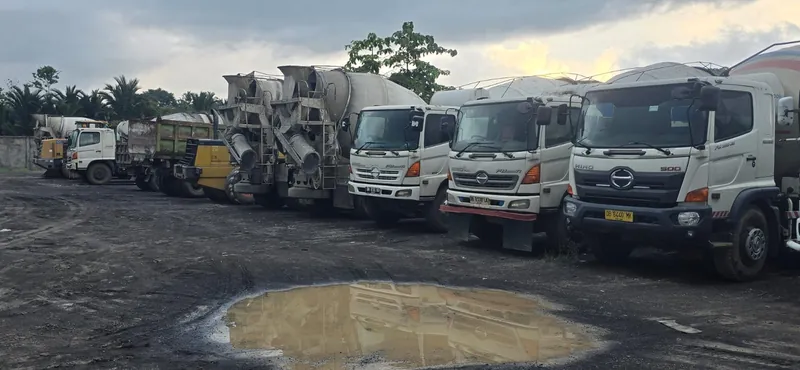 Armada truck mixer Hino milik PT Duta Kasih Sejahtera berjajar di halaman plant