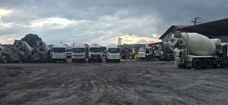 Armada truck mixer dan dump truck di area plant