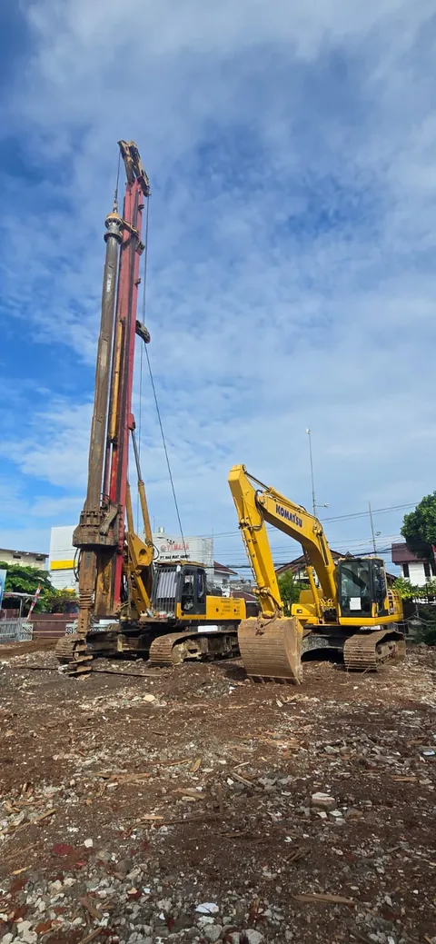 Rig bore pile XCMG PT Duta Kasih Sejahtera berdiri di lokasi pengeboran