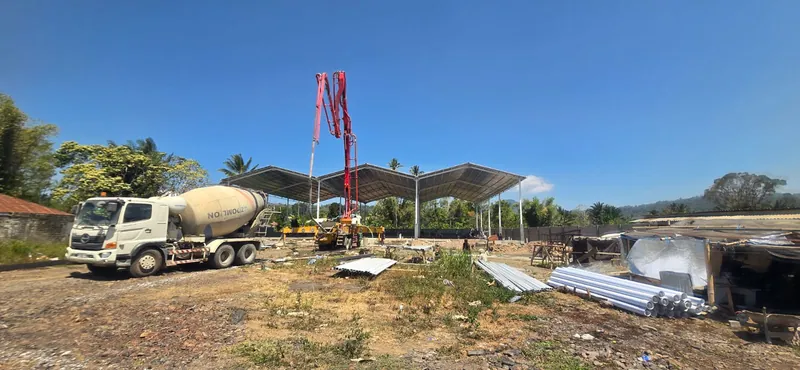 Concrete pump dan truck mixer PT Duta Kasih Sejahtera di lokasi pengecoran, Sulawesi Utara