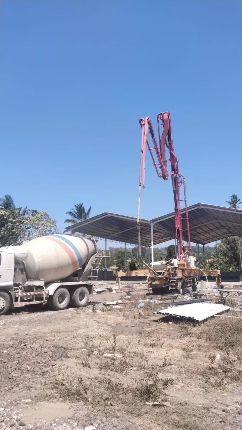 Concrete pump menyuplai beton untuk pekerjaan pondasi DKS