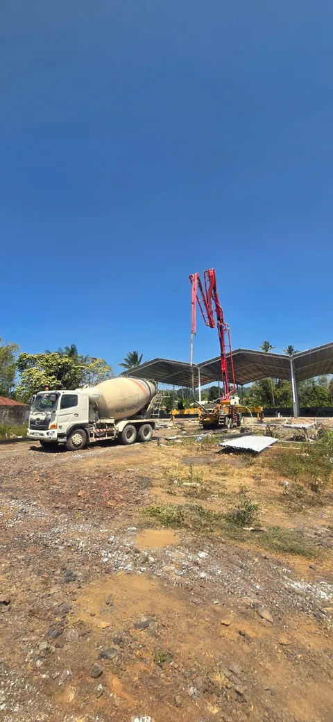 Concrete pump boom dan truck mixer DKS di lokasi pengecoran
