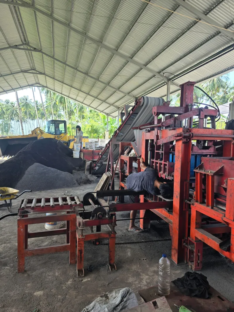 Mesin paving block dan tumpukan agregat