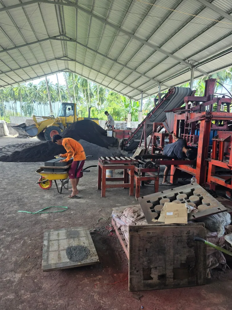 Mesin cetak paving block beroperasi di workshop DKS