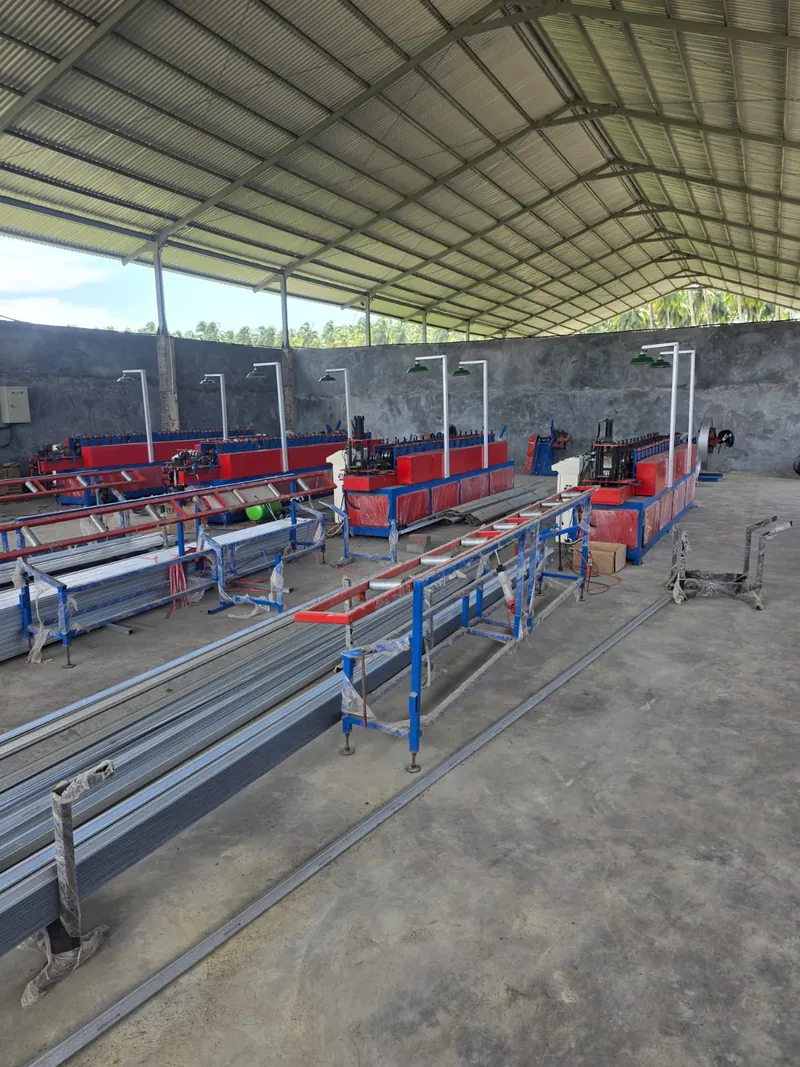 Mesin roll forming baja ringan di lini produksi DKS