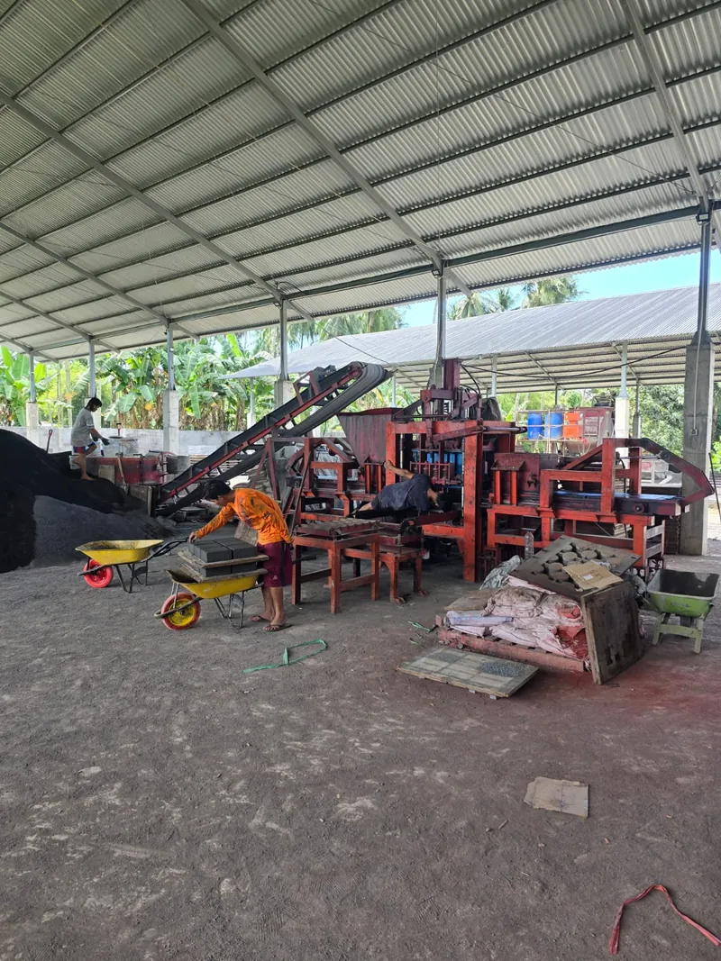 Pekerja DKS mengoperasikan mesin paving block